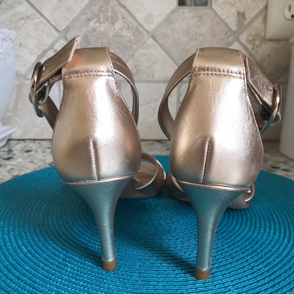 Stunning Antonio Melani Gold Ankle Strap Sandals - Picture 6 of 12